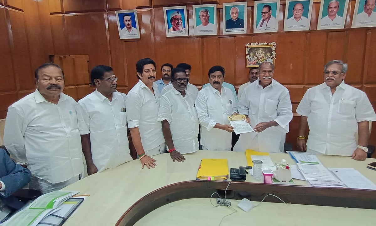 முதல்வர் ரங்கசாமியிடம் புகார் கொடுக்கும் அன்பழகன்