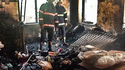 குடியிருப்பில் தீ விபத்து; படுக்கையிலிருந்த 80 வயது தாயை விட்டுச்செல்லாத மகன் - தீயில் இருவரும் பலி