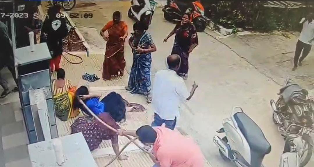 ஈரோடு: மகளின் காதல்; சொத்து விவகாரம் - மனைவி, மகளை ரோட்டில் வைத்து தாக்கிய நபர் - அதிர்ச்சி