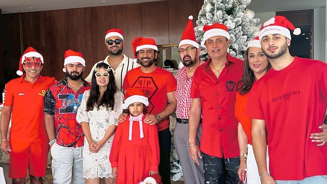 தோனி வீட்டில் ரிஷப் பண்ட்; குடும்பத்துடன் யுவராஜ் - கிரிக்கெட்டர்களின் கிறிஸ்துமஸ் கொண்டாட்டம்!