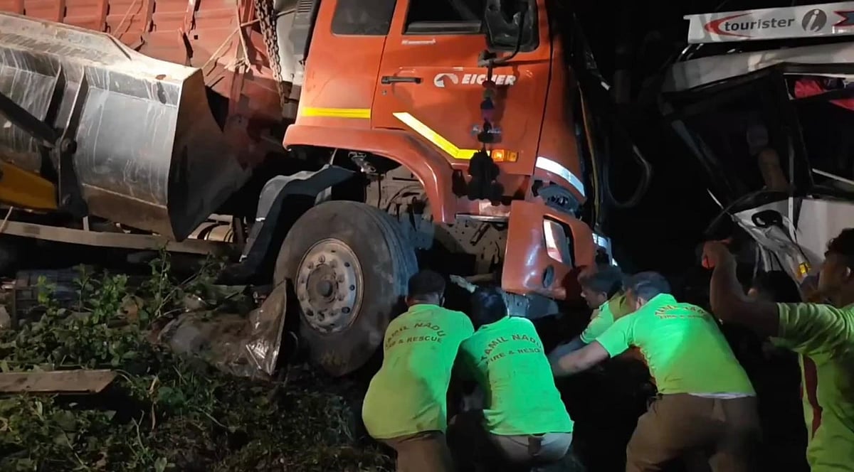 புதுக்கோட்டை: கட்டுப்பாட்டை இழந்து தேநீர் கடைக்குள் புகுந்த லாரி; ஐயப்ப பக்தர்கள் உட்பட 5 பேர் பலி!