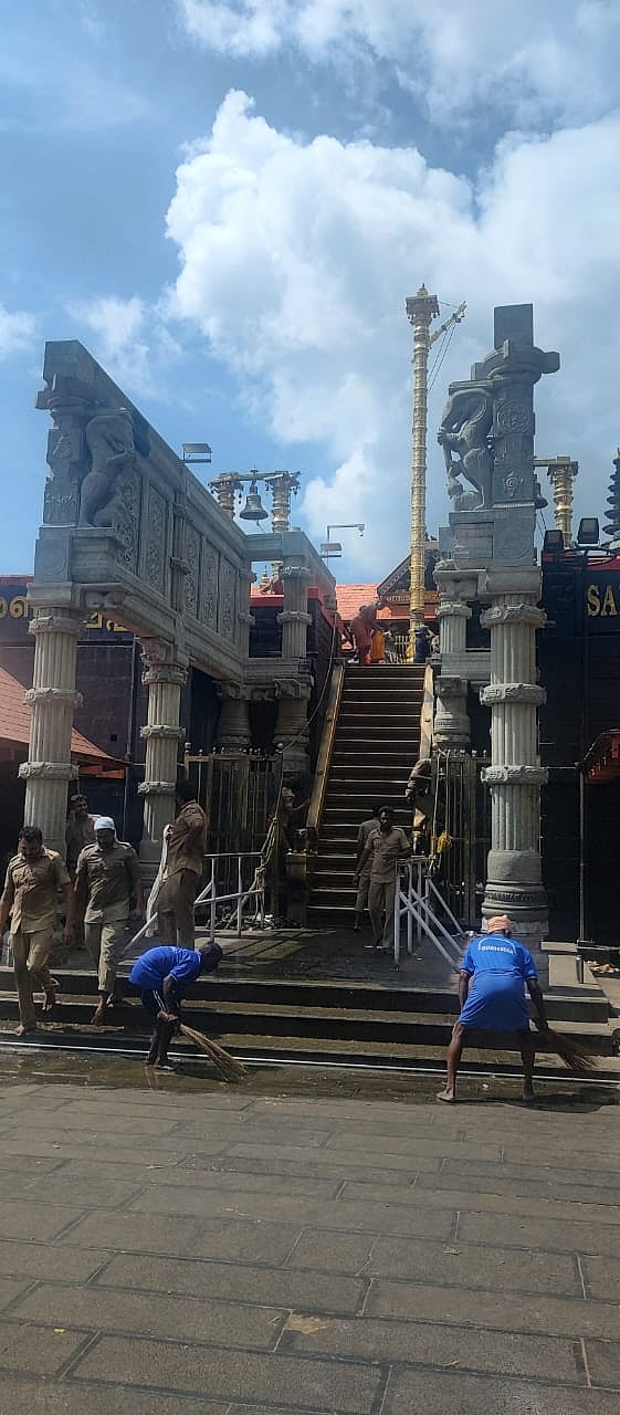 பதினெட்டாம்படி முன் அமைக்கப்பட்டுள்ள கல்தூண்கள்