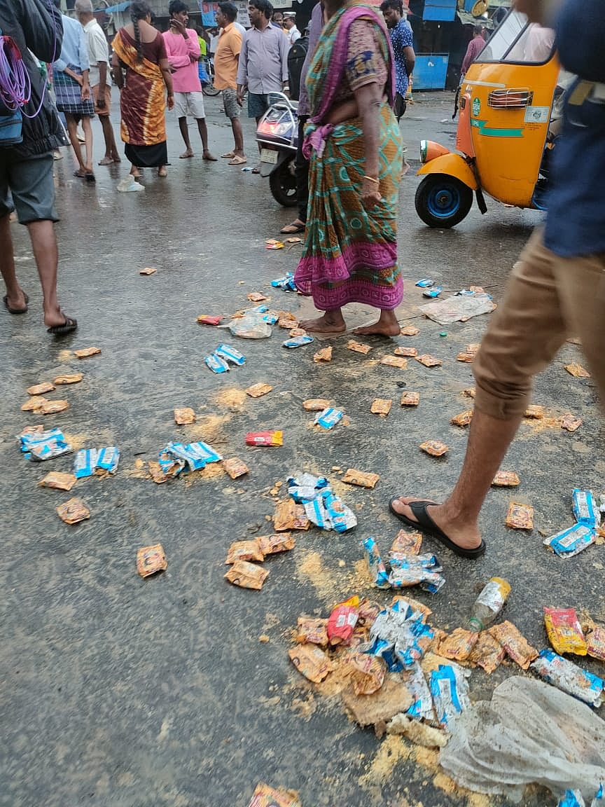 சாலையில் கொட்டப்பட்ட உணவுப் பொருள்கள்