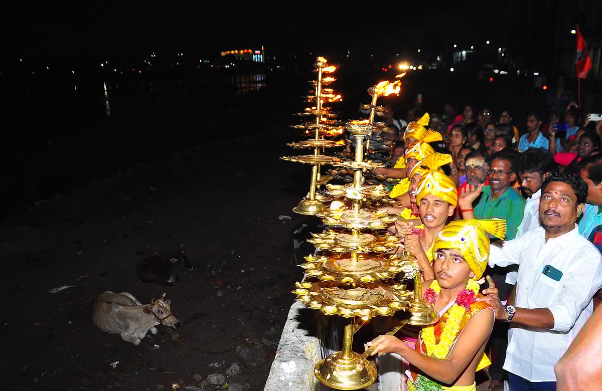 வைகை நதி பௌர்ணமி தீபாராதனை: மதுரை பேச்சியம்மன் படித்துறையில் ஜொலித்த தீபங்கள்! | Photo Album
