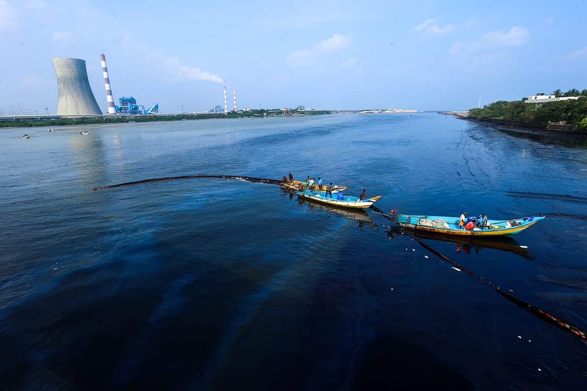 ``எண்ணூர் வெள்ள நீரில் எண்ணெய் கலந்தது இயற்கை பேரிடர் அல்ல!
