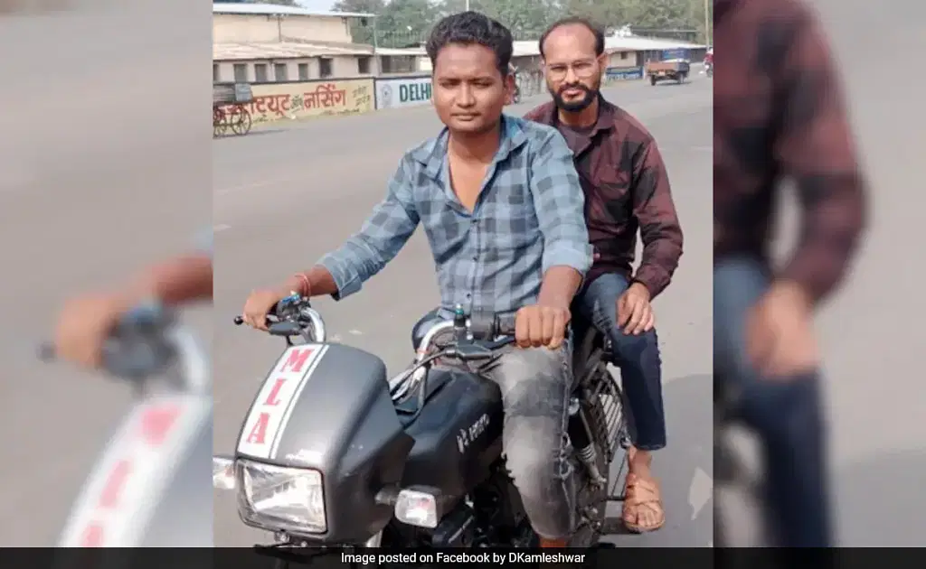 இருசக்கர வாகனத்தில் கமலேஷ்வர்