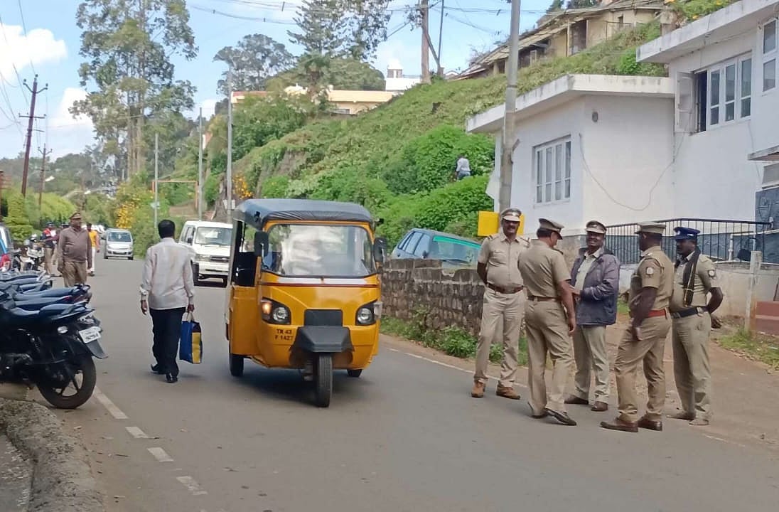 சபரிமலைக்கு மாலை அணிந்திருந்த மாணவன்; ஆசிரியர் தலைமுடியை கத்தரித்ததாக புகார் - நடந்தது என்ன?!