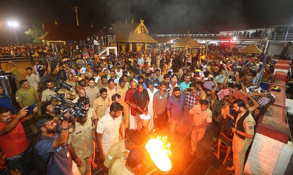 சபரிமலை: 27-ம் தேதி மண்டல பூஜை - ஐயப்ப சுவாமியின் தங்க அங்கி பவனியில் பக்தர்கள் பரவசம்!