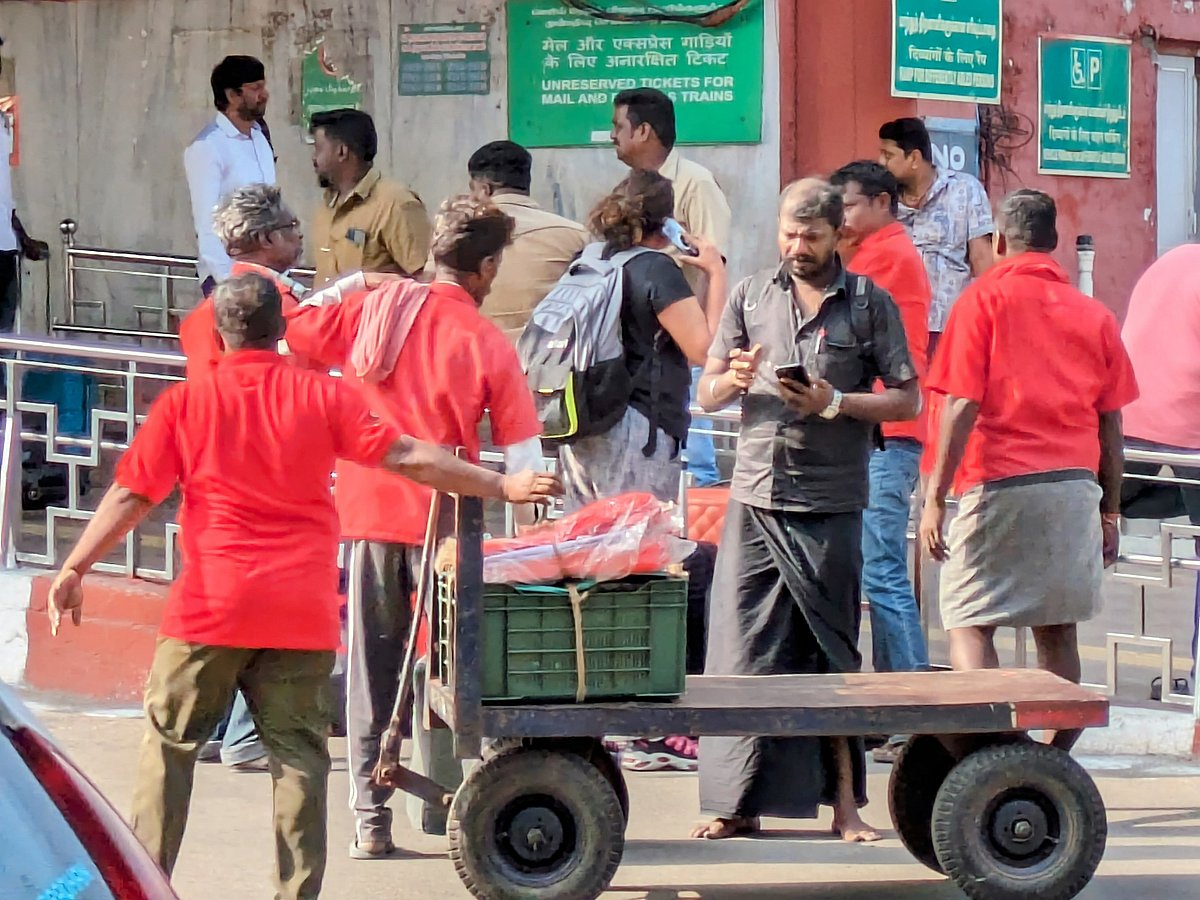‘போய்ட்டேன் பாரு’; ரயில்வேயில் சுமை தூக்கும் தொழிலாளர்களின் ஒரு நாள் வாழ்க்கை!