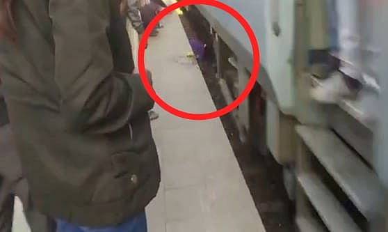 இரண்டு குழந்தைகளுடன் தண்டவாளத்தில் தவறி விழுந்த பெண்; கேடயமாக காத்த தாய் - பதற வைக்கும் காட்சி!