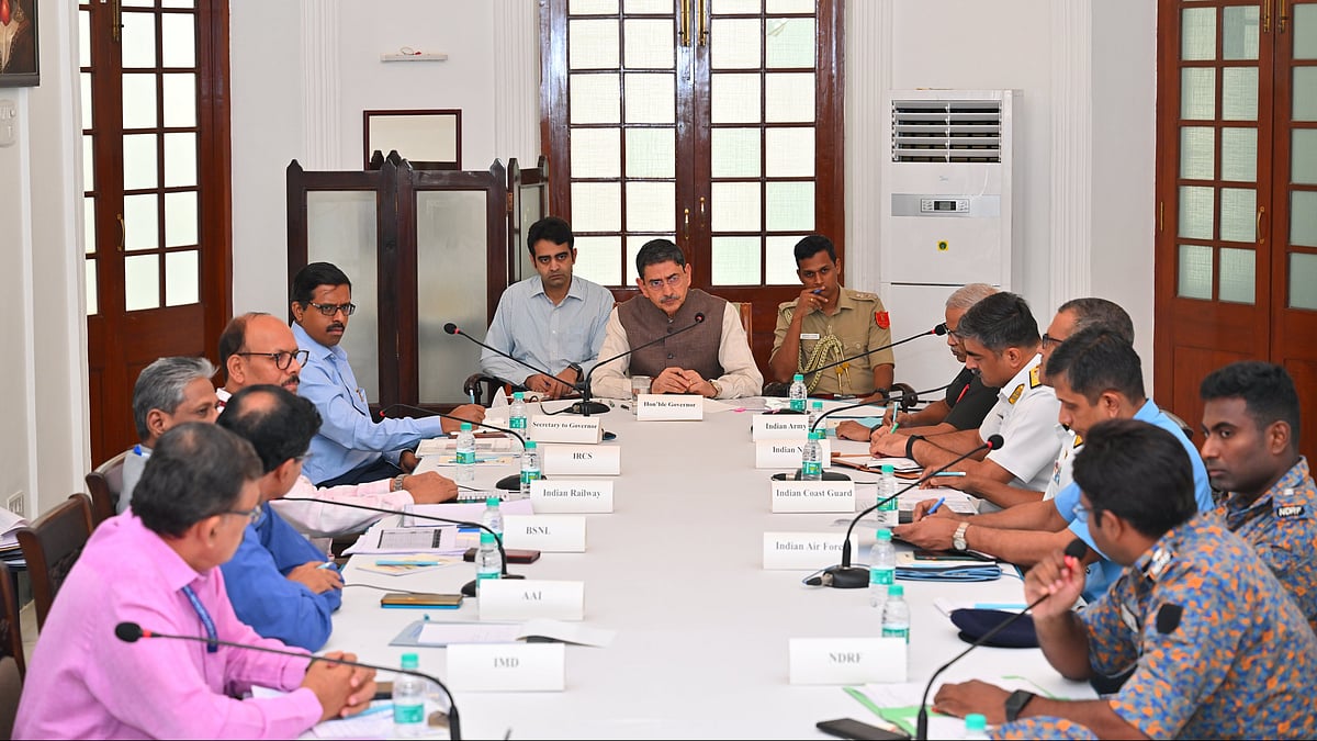 வெள்ள மீட்புப் பணிகள்: போட்டி அரசு நடத்துகிறாரா ஆளுநர் ஆர்.என்.ரவி?! - ஓர் அலசல்