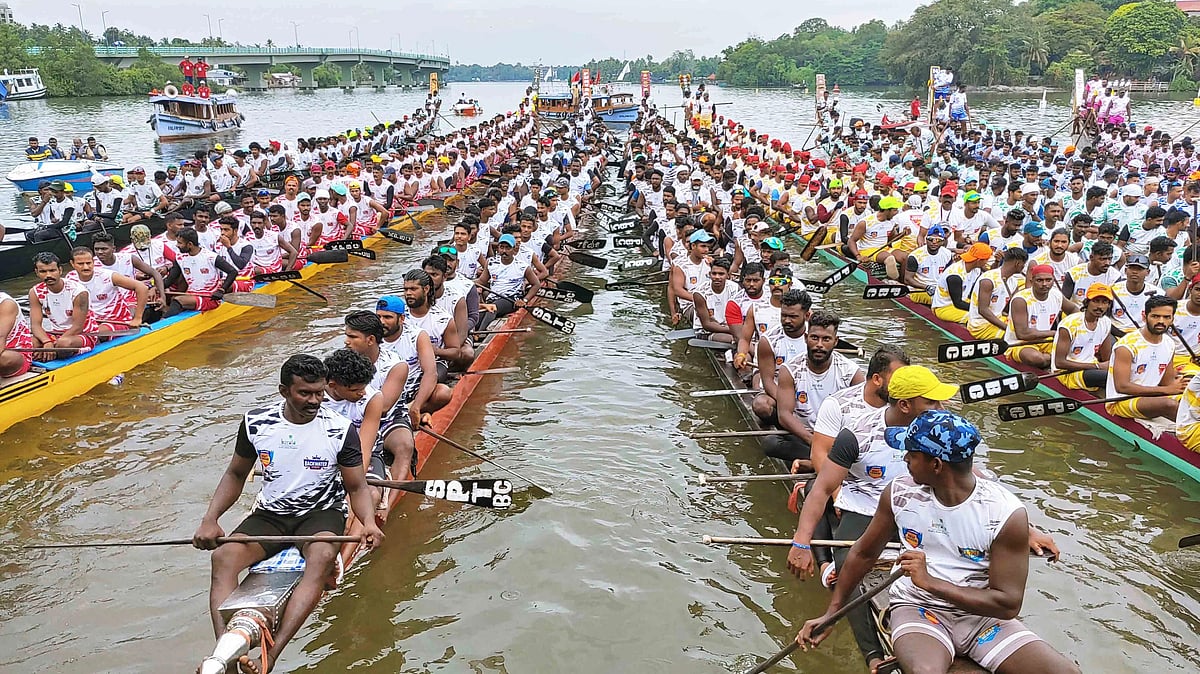 கேரளா படகுப் போட்டி: தண்ணீரைக் கிழித்துக்கொண்டு சீறிப்பாய்ந்த சுண்டன் வள்ளம்! | Photo Album