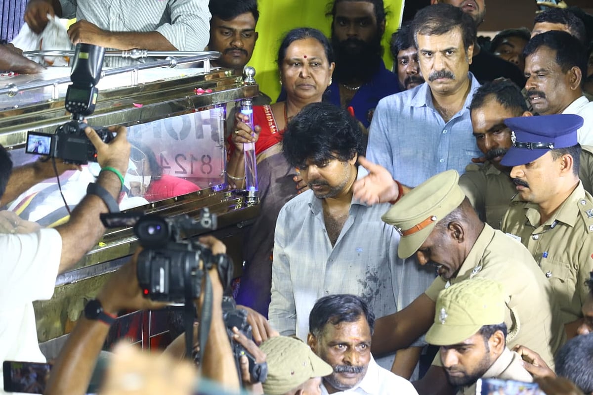 `விஜய் மீது காலணி வீசப்பட்டது மனதை புண்படுத்தும் செயல்'- புகாரளித்த தென் சென்னை மாவட்ட தலைவர்