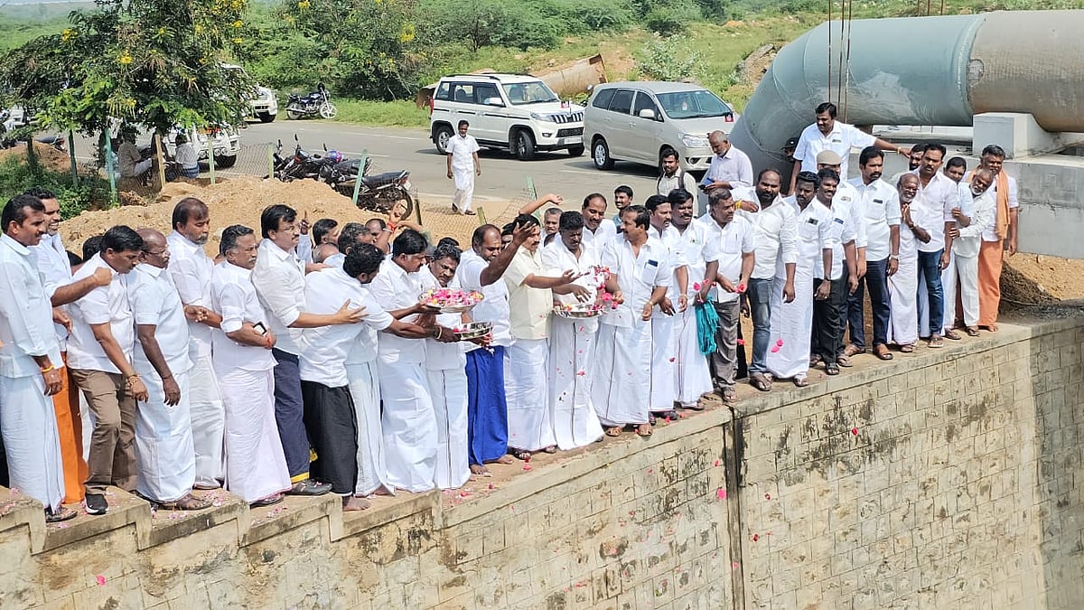 ``பேரிடரில் மாவட்ட பேரிடர், மாநில, தேசிய பேரிடர் என்று ஏதும் இல்லை!” - ஆர்.பி.உதயகுமார் சொல்வதென்ன?