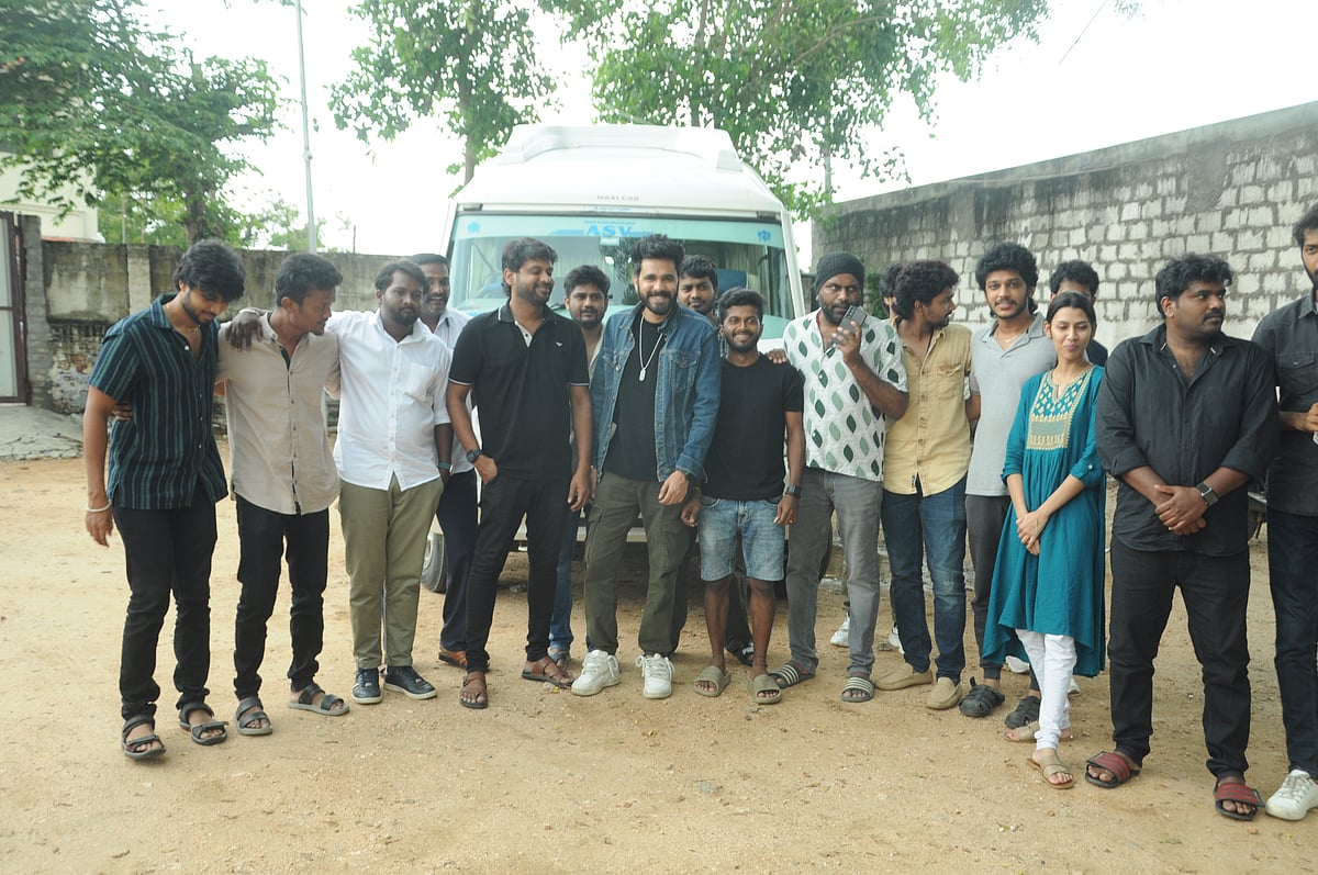 ஈரோடு: `ஜோ' படத்தை ரசிகர்களுடன் பார்த்த ரியோ ராஜ்| Photo Album