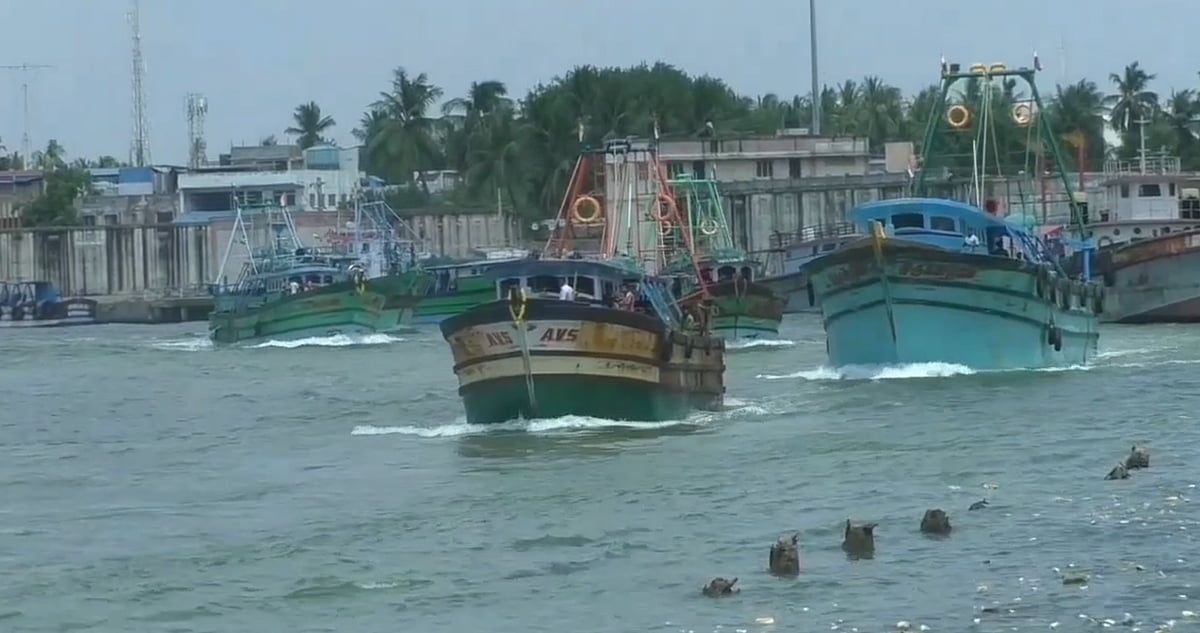 கடலுக்குச் சென்ற தமிழக மீனவர்கள் 25 பேரைக் கைதுசெய்த இலங்கை கடற்படை; படகுகளும் பறிமுதல்!