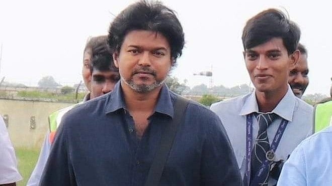 Vijay: வெள்ளத்தால் பாதிக்கப்பட்ட  மக்களுக்கு நிவாரண உதவிகள்; விஜய்யின் க்யூட் க்ளிக்ஸ் | Photo Album