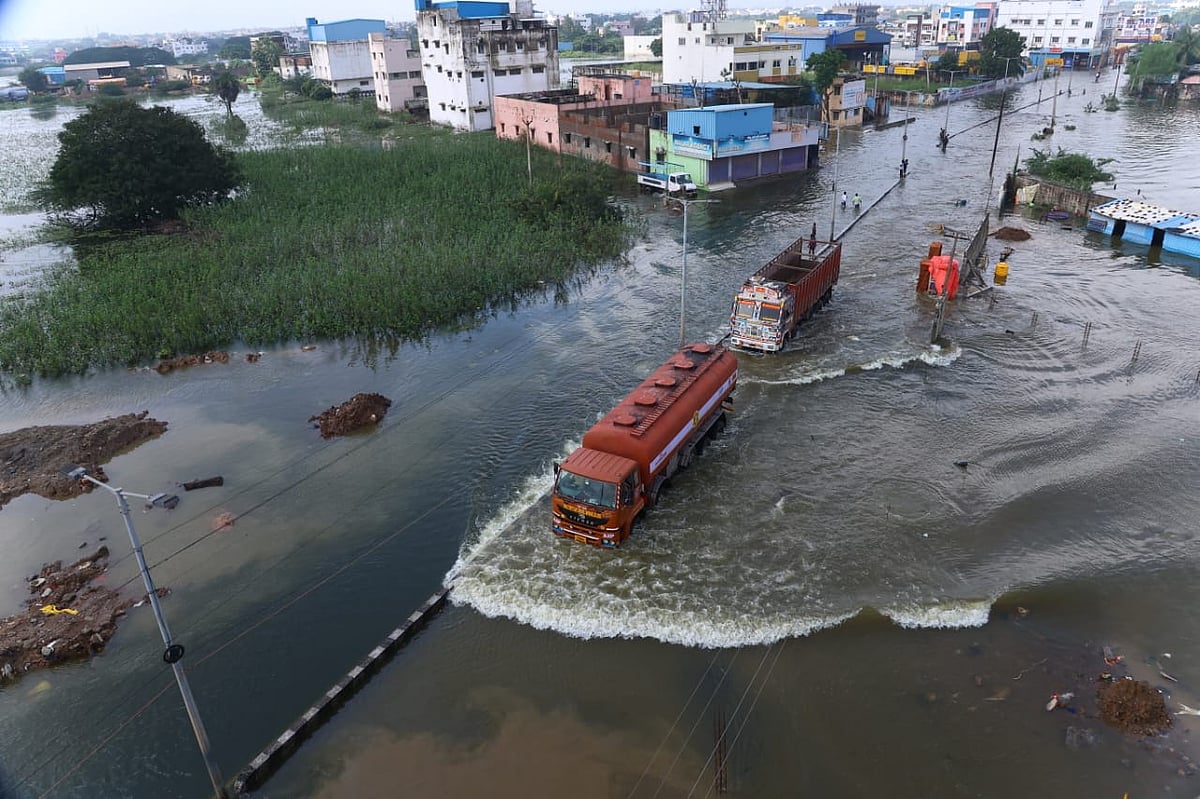 வடபெரும்பாக்கம்: சூழ்ந்த வெள்ளம்; மிதந்து செல்லும் லாரிகள் - இயல்பு வாழ்க்கை பாதிப்பு| Spot Visit