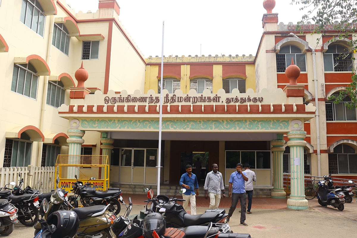 தூத்துக்குடி: நீதிமன்ற வளாகத்தில் கழிப்பறை ஜன்னல் கண்ணாடிகளை உடைத்து தப்பியோடிய கைதி!