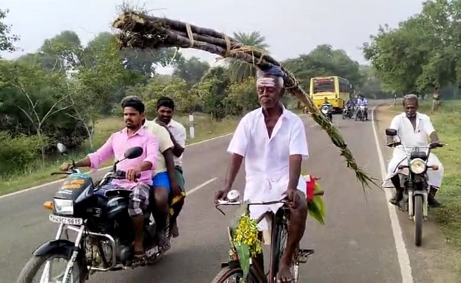 `கடைசி காலம் வரை..’ - தலையில் கரும்புக்கட்டு, சைக்கிளில்14 கிமீ, ஒரு தகப்பனின் பொங்கல் சீர் பயணம்!