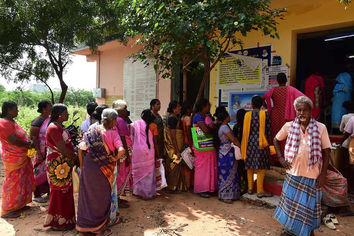 தமிழக அரசின் பொங்கல் பரிசு தொகுப்பு; பங்கு போடப்பட்ட 140 கோடி ரூபாய்... இது ஒரு சைடிஷ் கணக்கு!