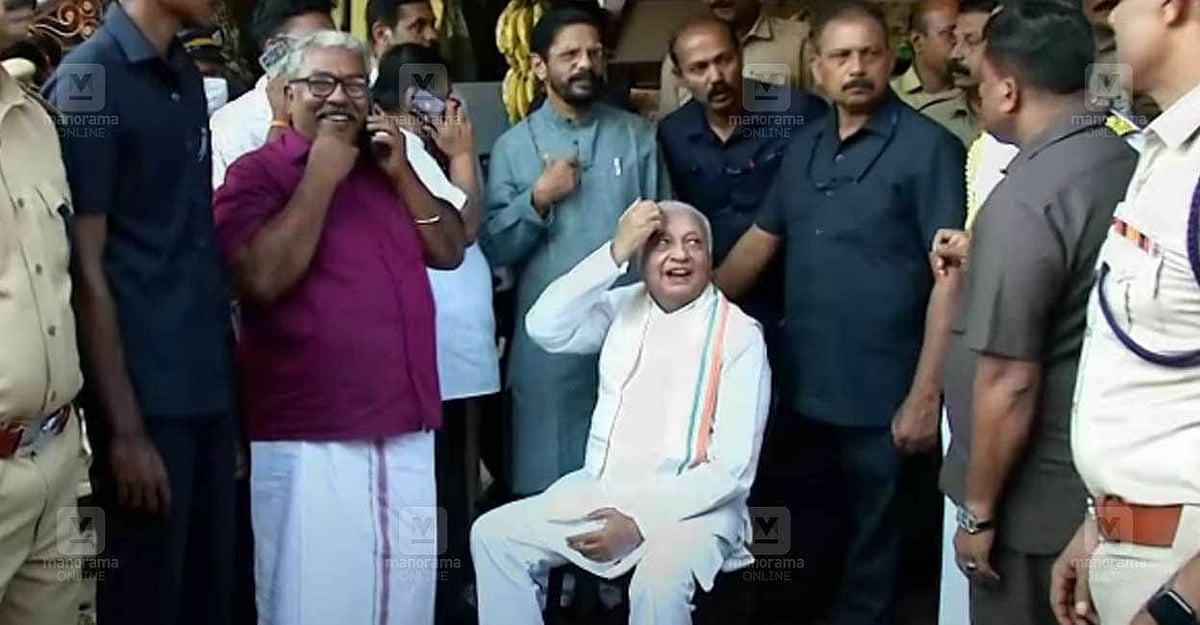 'உள்துறைக்கு போன் பண்ணுங்க’ - திடீரென சாலையோரத்தில் அமர்ந்து போராடிய கேரள கவர்னர் - நடந்தது என்ன?!