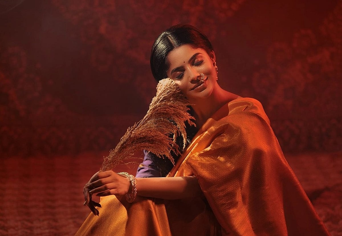 Divya Bharathi: 'பூவே காதல் பூக்கும் பூவே...' - திவ்ய பாரதி லேட்டஸ்ட் கிளிக்ஸ் | Photo Album