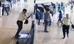 புனே மெட்ரோ தண்டவாளத்தில் தவறி விழுந்த குழந்தை... காப்பாற்ற குதித்த தாய் - நடந்தது என்ன?!