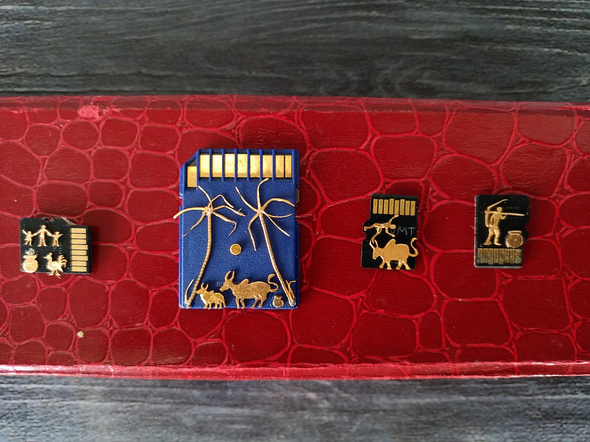 `700 கிராம் தங்கத்தில் ஜல்லிக்கட்டு காளை; மெமரி கார்ட் அட்டையில் பொங்கல் வாழ்த்து!' - அசத்தும் ராஜா