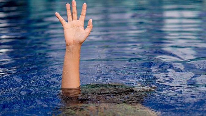 தண்ணீரில் விழுந்த தோழியின் நாயைக் காப்பற்ற முயன்ற இளைஞருக்கு நேர்ந்த சோகம்... நடந்தது என்ன?