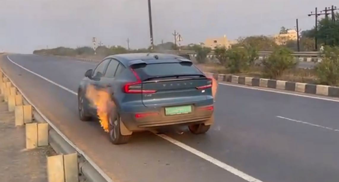 Volvo Fire Accident Video: ஹைவேஸில் தீப்பிடித்த 65 லட்ச வால்வோ எலெக்ட்ரிக் கார்! என்னவாக இருக்கும்?