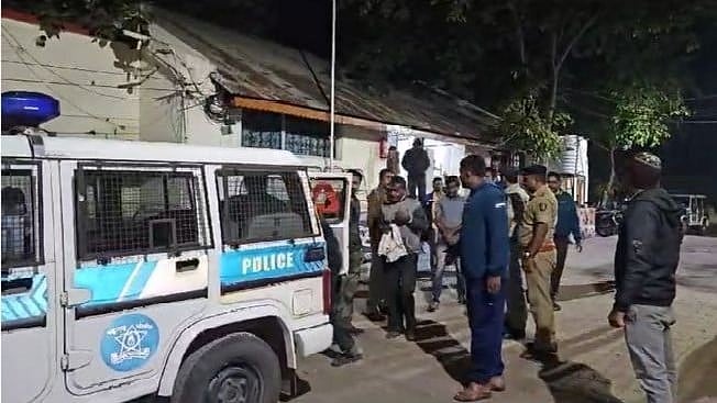 `சாராயம் வாங்கப் பணம் இல்லை' - குழந்தையை ரூ.2.5 லட்சத்துக்கு விற்பனை செய்த தந்தை; அதிர்ச்சி சம்பவம்!