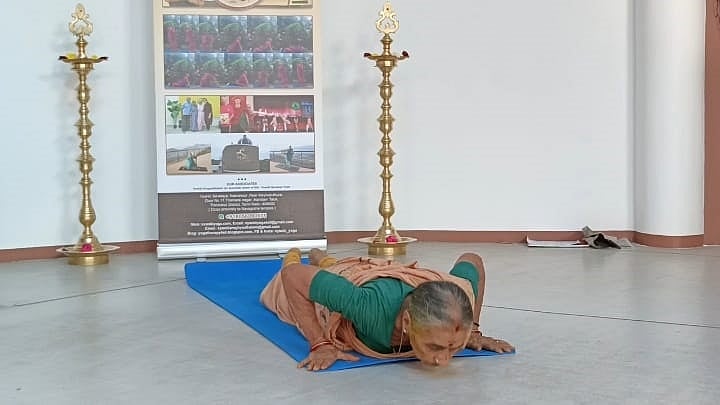 108 முறை சூரிய நமஸ்காரம் செய்த 81 வயது பாட்டி...  விழிப்புணர்வு ஏற்படுத்த யோகாவில் சாதனை!