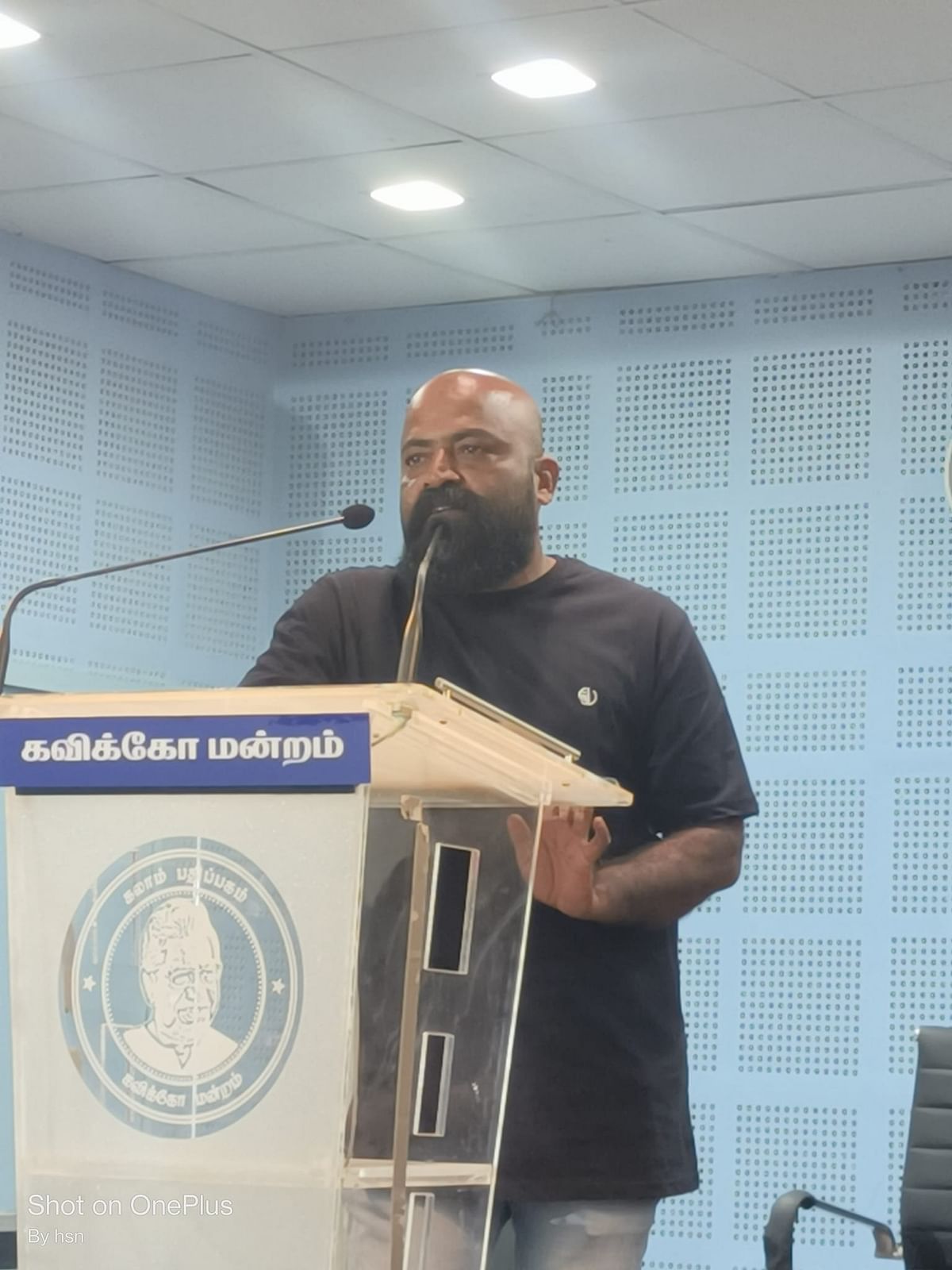 வேட்டை நாய்கள்: "இந்தக் கதையெல்லாம் படம் பண்ணலாம்னு சொல்வேன்" - இயக்குநர் சுதா  கொங்கரா| naran's vettai naaigal book release event - Vikatan