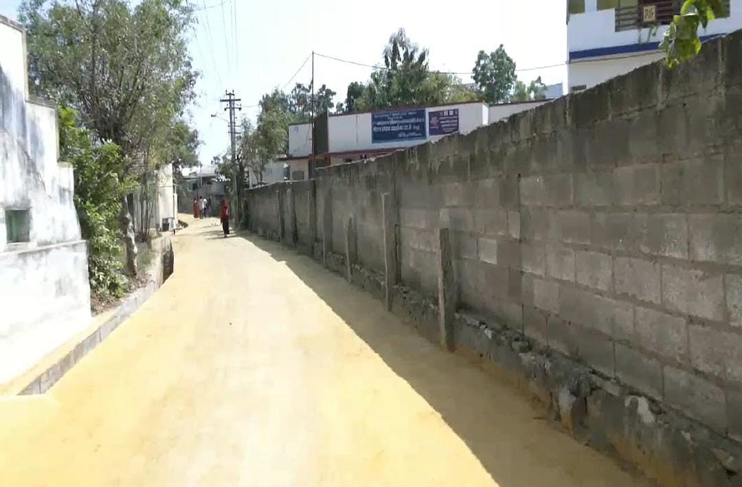 ஆட்சியர் உத்தரவிட்டும் அகற்றப்படாத தீண்டாமைச் சுவர்; அவிநாசியில் அவலம்... அதிகாரிகள் சொல்வதென்ன?