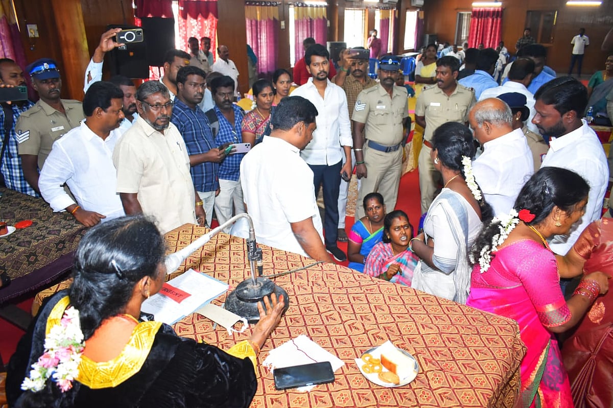 உட்கட்சி பூசலில் தவிக்கும் கடலூர் மாநகராட்சி! - ராஜினாமா செய்வதாக மேயரை வளைத்த திமுக கவுன்சிலர்கள்