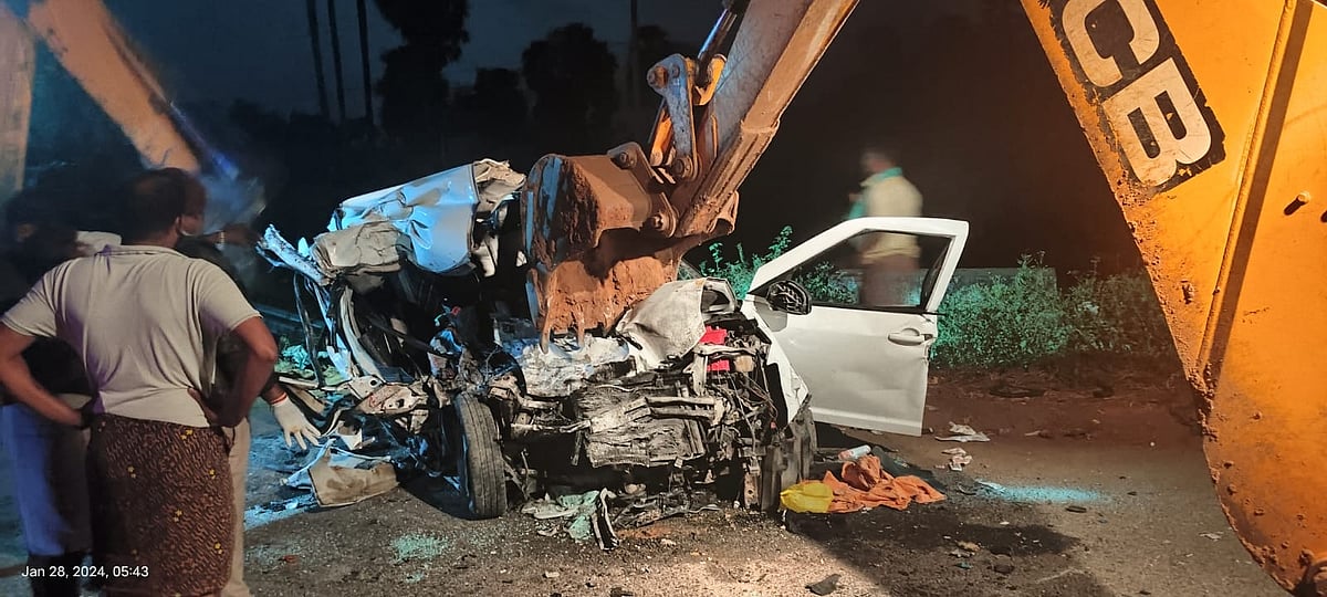 லாரி மீது மோதல்; அப்பளம் போல் நொறுங்கிய கார்... 6 பேர் பலி! - புளியங்குடி அருகே சோகம்!