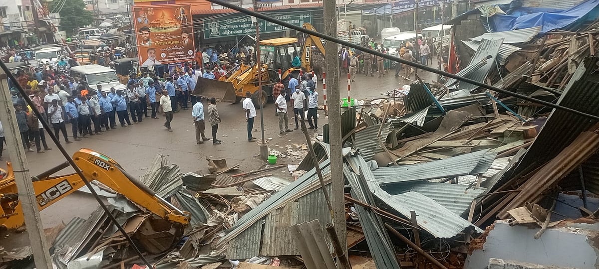 பழநி: மலை அடிவாரம், கிரிவலப் பாதை ஆக்கிரமிப்புகள் அகற்றம்... வேதனை தெரிவித்த வியாபாரிகள்!