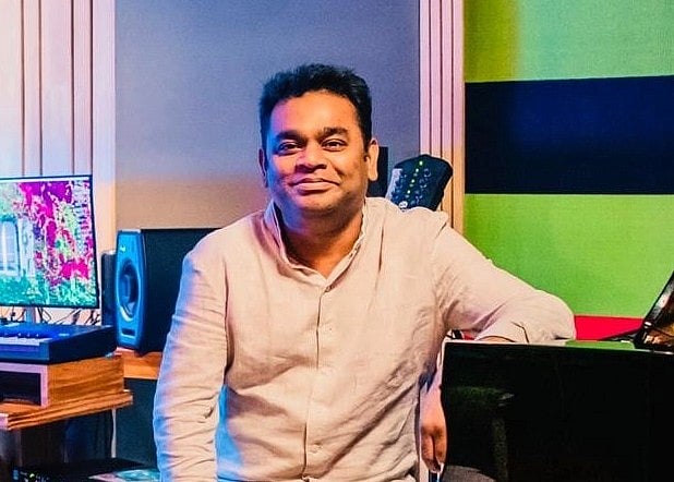  AR Rahman: `எல்லாரும் அழுறாங்க அப்படி என்ன எழுதுனீங்க' - மெழுகுவர்த்தி வெளிச்சத்தில் உருவான பாடல்