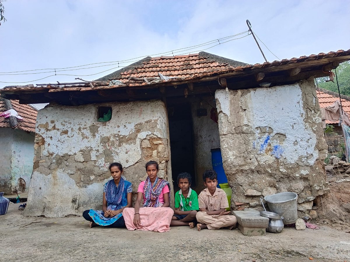 விருதுநகர்: `அரசைத் தவிர, உதவிக்கு யாரும் இல்லை...' - தொப்புள்கொடி உறவுகளைக் காக்கப் போராடும் அக்கா!