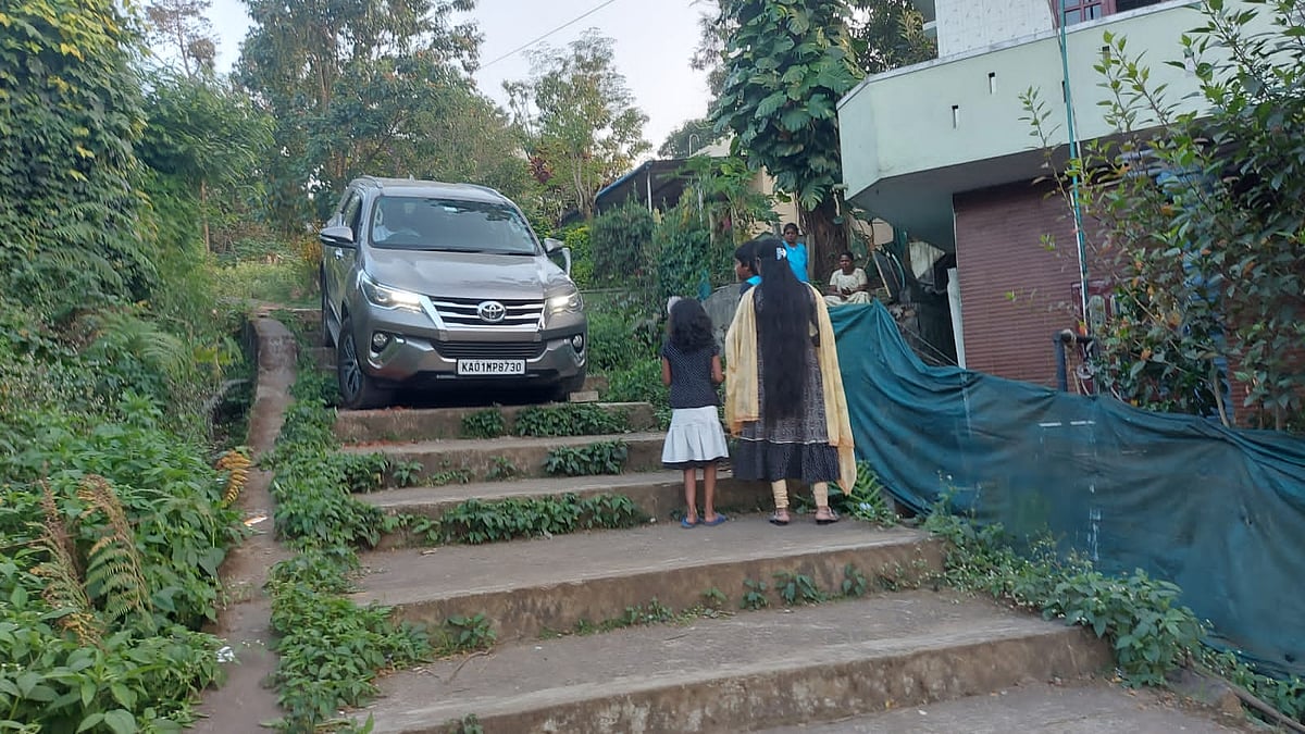 Google Map: போக்குவரத்து நெரிசலைத் தவிர்க்க கூகுள் மேப் காட்டிய மாற்றுப்பாதை... சிக்கிக்கொண்ட கார்!