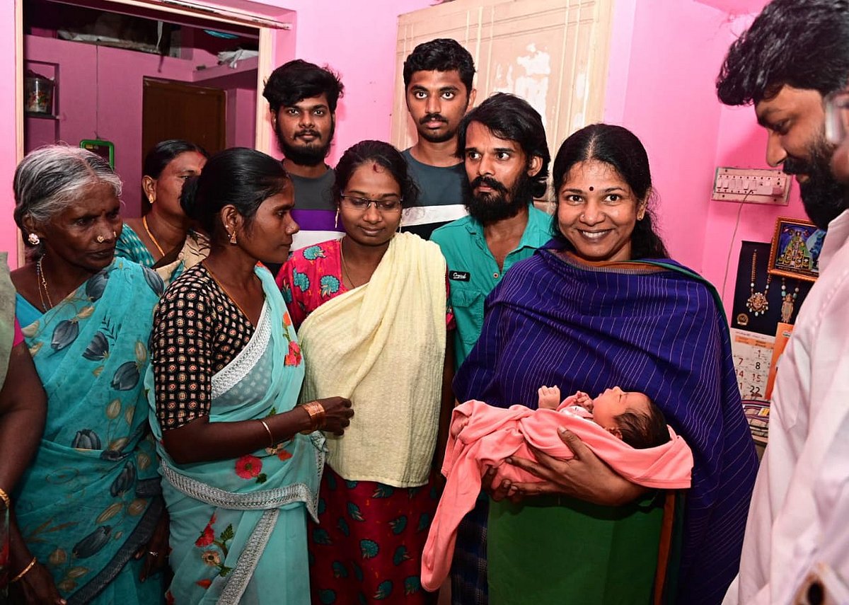 `உங்க பெயரைத்தான் குழந்தைக்கு வைக்கணும்னு கனிமொழிகிட்ட சொன்னப்போ..’ - வெள்ளத்தில் மீட்கப்பட்ட பெண்!