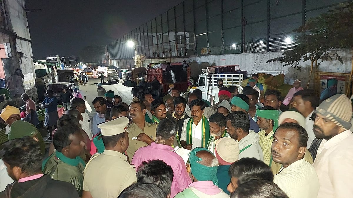 உழவர் சந்தைக்கு அருகே கடை...
வியாபாரிகளைக் கண்டித்து விவசாயிகள் போராட்டம்!