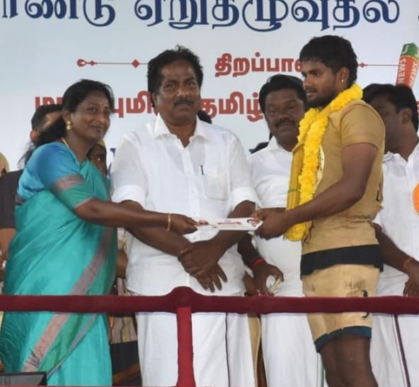 மஹிந்திரா தார் பரிசு பெற்ற அபி சித்தர்