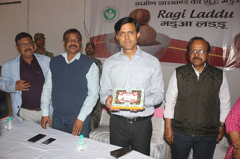 லட்டு, பிஸ்கட்... விற்பனை;
கேழ்வரகு புரட்சியை உருவாக்கிய ஐ.ஏ.எஸ் அதிகாரி! 
சாத்தியமானது எப்படி?