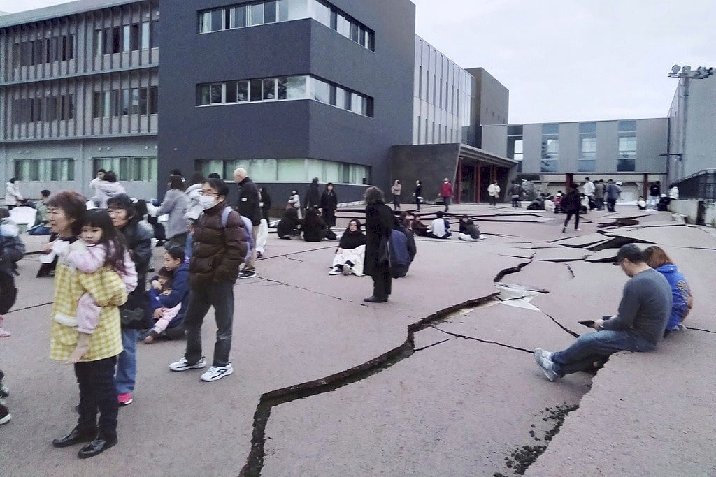 Japan Earthquake: 5 நாள், 124 மணி நேரம் - இடிபாடுகளில் சிக்கிய 90 வயதுப் பாட்டி உயிருடன் மீட்பு!