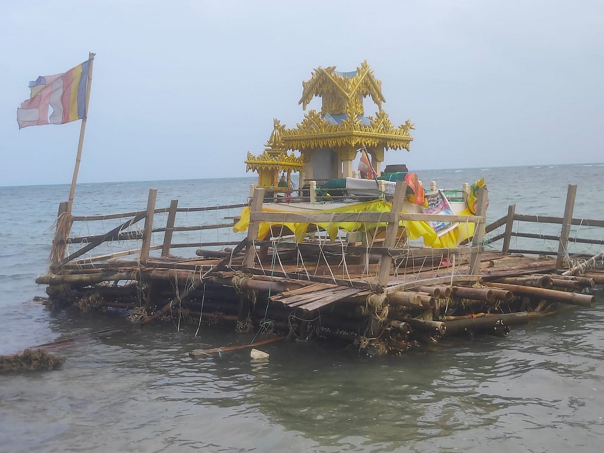 ராமேஸ்வரம் கடல் பகுதியில் புத்தர் சிலையுடன் கரை ஒதுங்கிய மூங்கில் தெப்பம் - போலீஸார் விசாரணை!