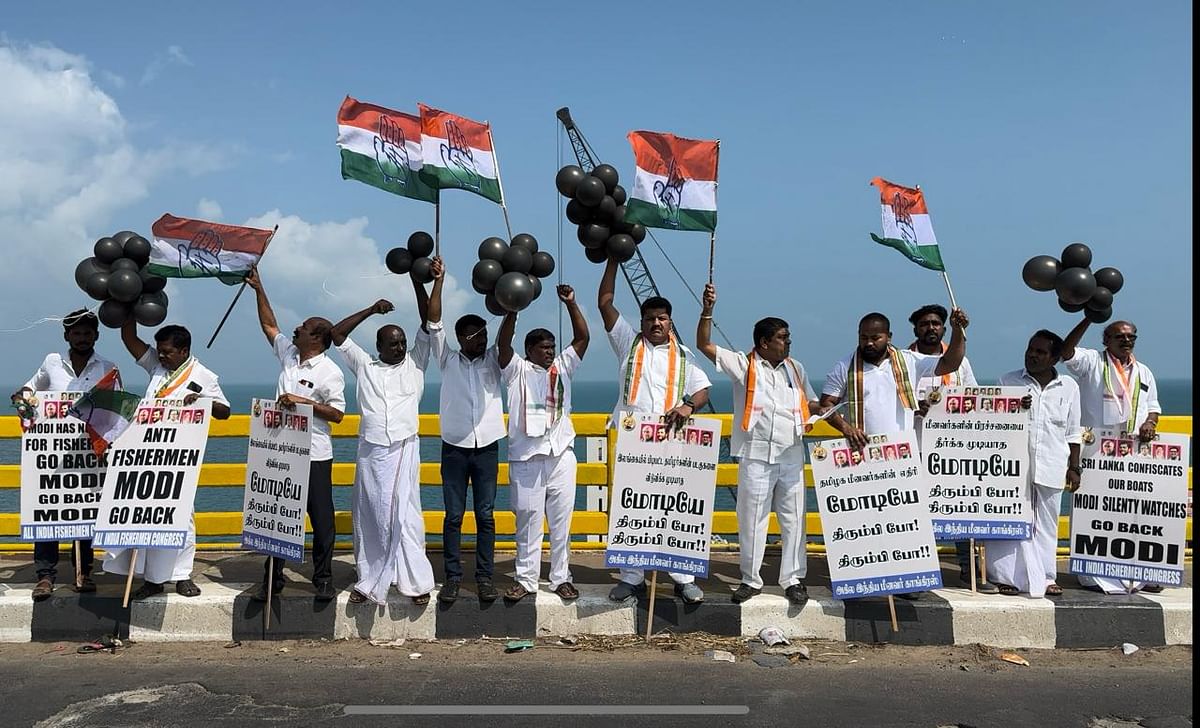 மீனவர் காங்கிரஸார் ஆர்ப்பாட்டம்