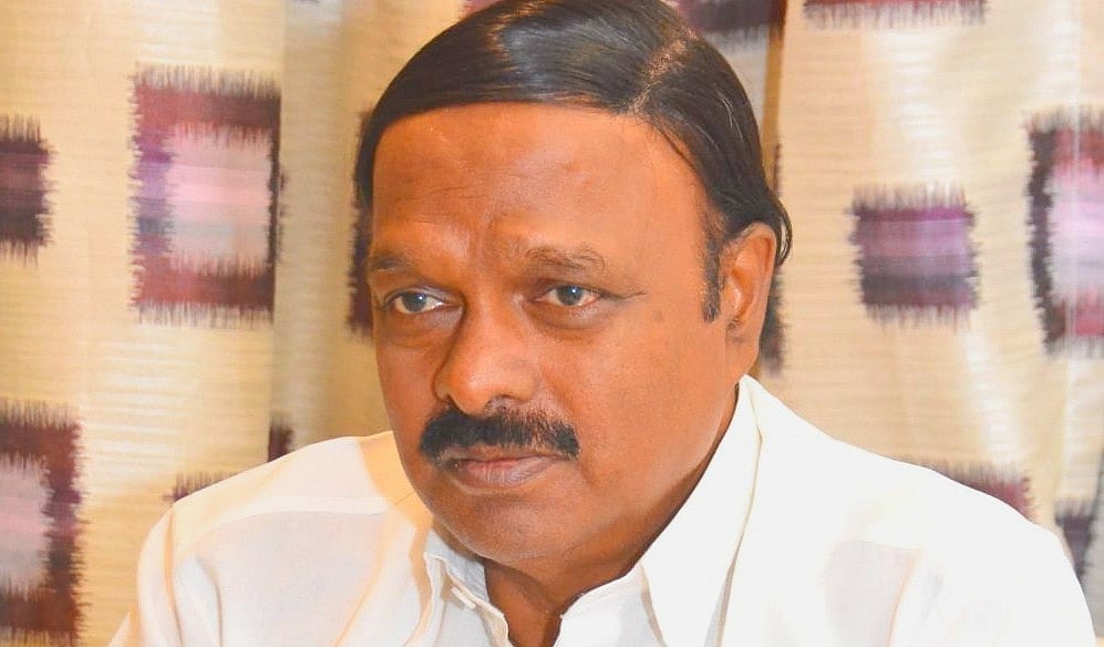 போஸ்டர் சலசலப்பு; அடித்து நொறுக்கப்பட்ட முகாம்... வேலூரில் ஏ.சி.சண்முகத்தைச் சுற்றும் சர்ச்சைகள்!