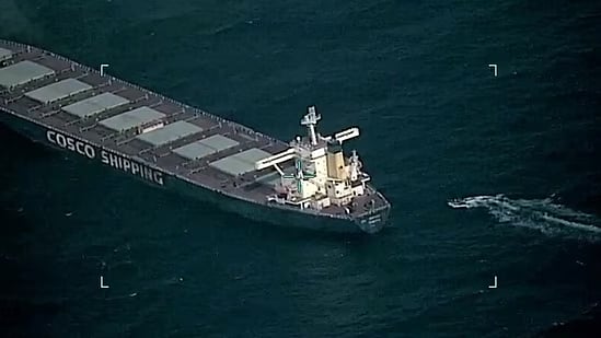 சோமாலியாவில் கடத்தப்பட்ட சரக்கு கப்பல்... துரிதமாக செயல்பட்டு மீட்ட இந்திய கடற்படை - நடந்தது என்ன?!